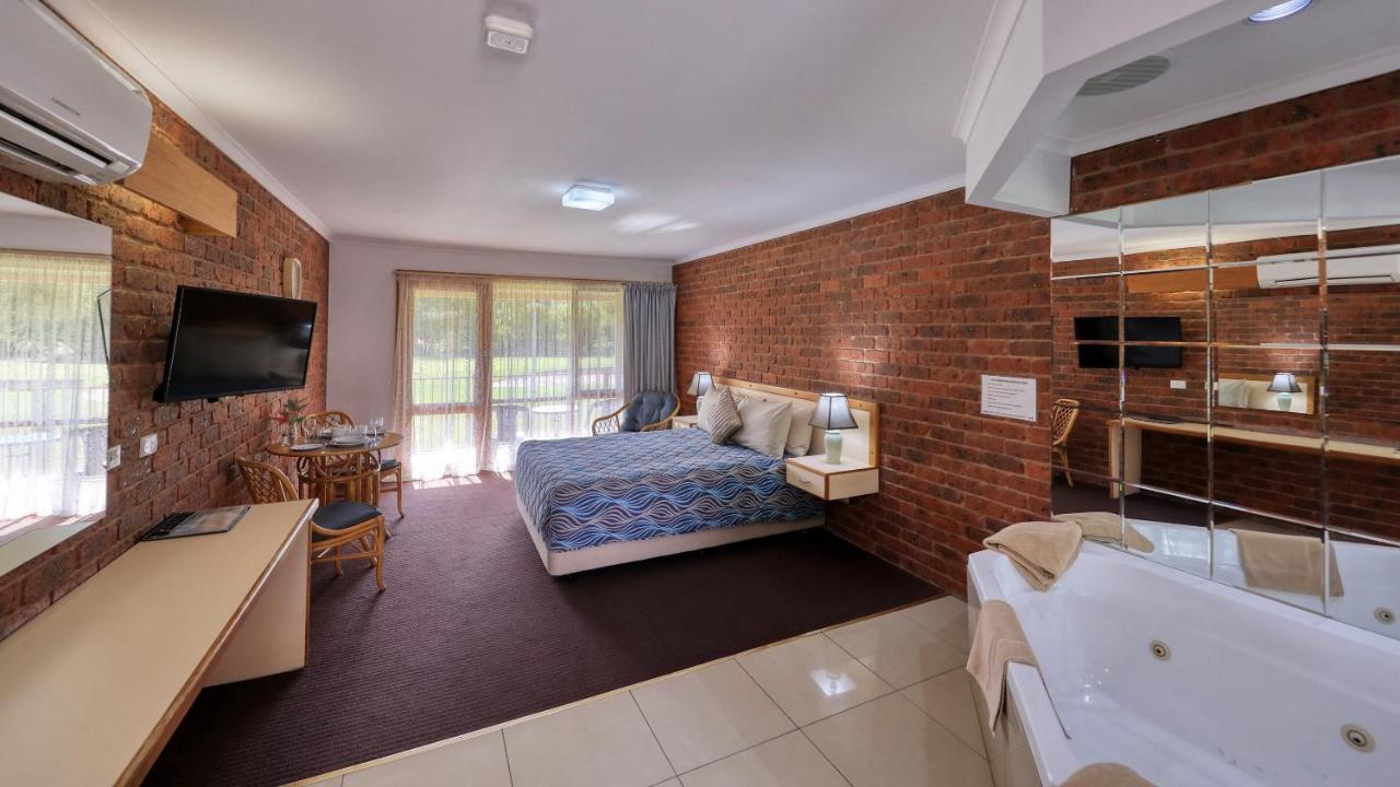 Tooleybuc Club Motor Inn Экстерьер фото